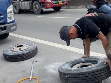 THAY LỐP XE LƯU ĐỘNG KHU VỰC CẦU CẦN THƠ