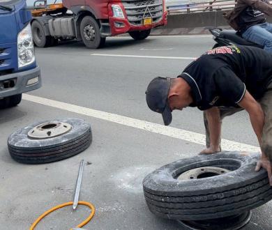 THAY LỐP XE LƯU ĐỘNG KHU VỰC CẦU CẦN THƠ