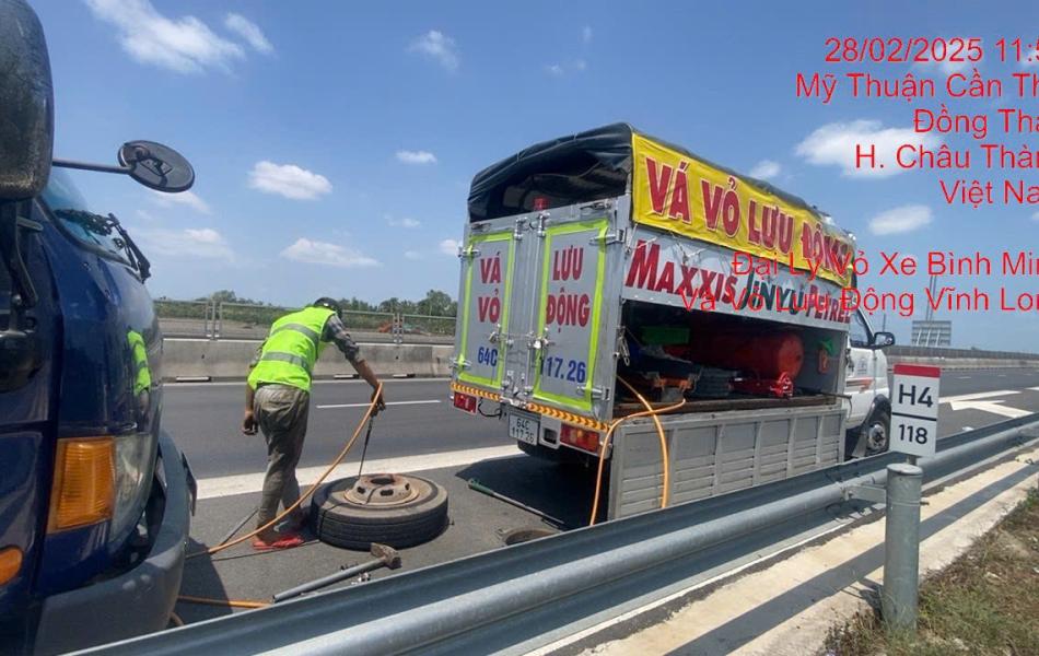 VÁ VỎ XE LƯU ĐỘNG VĨNH LONG